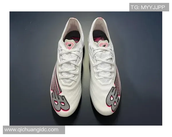 室内平底足球鞋的选择与保养技巧助你提升球场表现与舒适度